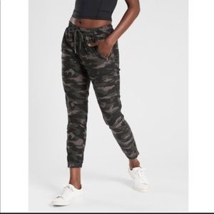 Athleta Farallon Camo Jogger with Zippers Size 4p